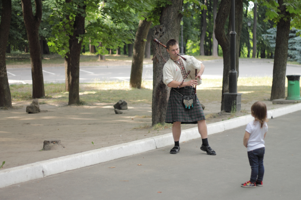 The bagpiper attracts audience to the master class of "Lugnasad" - Photo by Natalia Furs